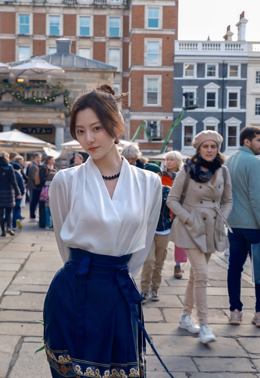 落樱缤纷 落英缤纷,草木成荫 灿若霓裳,莺歌燕舞 温暖而又明媚