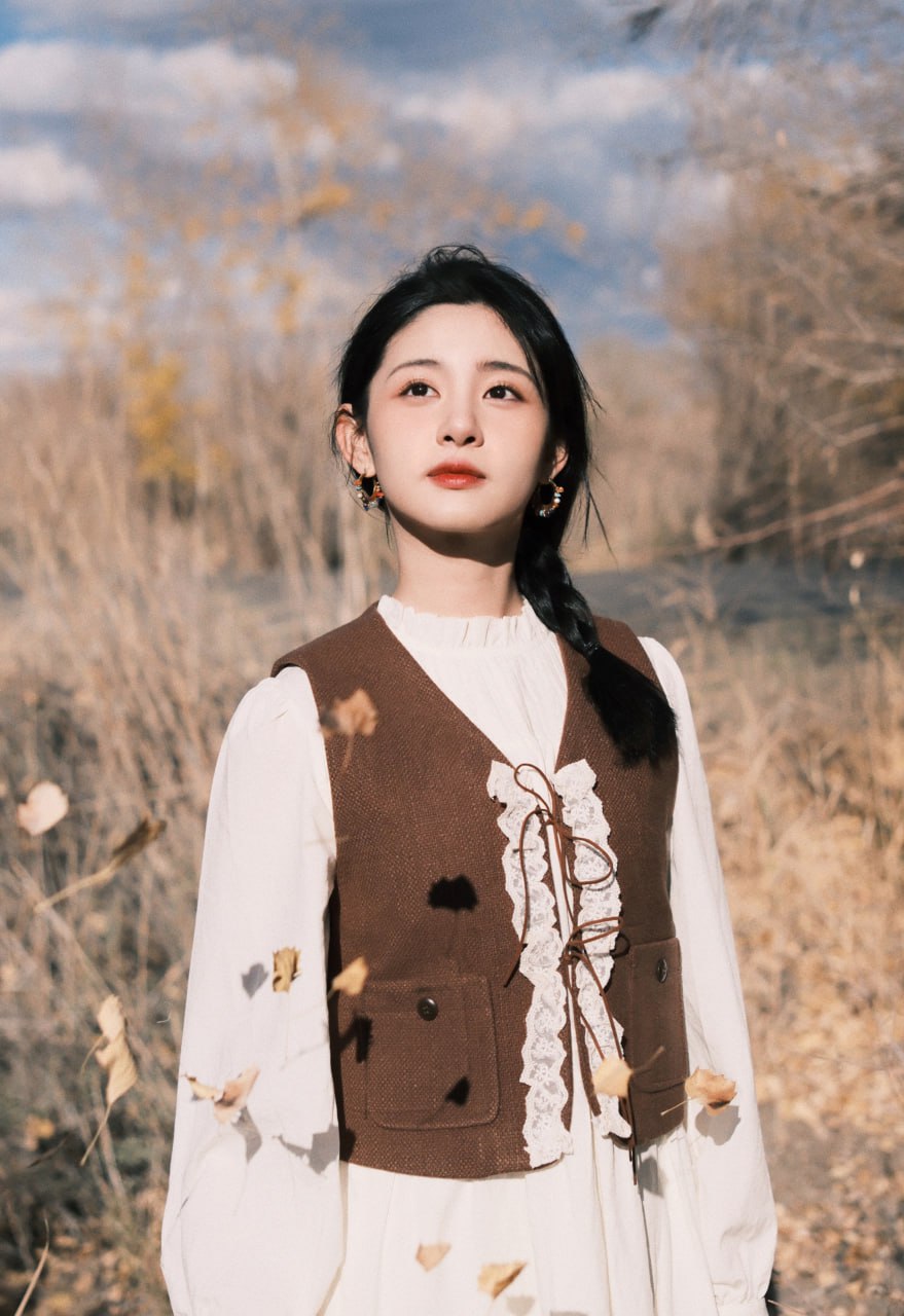 前凸后翘太性感大师级美女COS欣赏