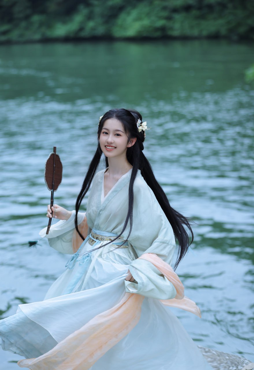 尹素婉穿露脐装跳舞 尹素婉抖掉衣服