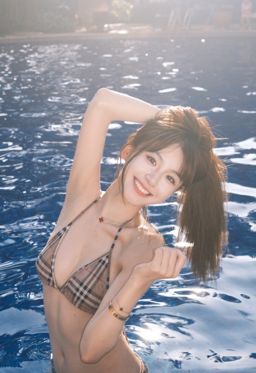 皮裙黑丝美如画 皮裙黑色配什么上衣