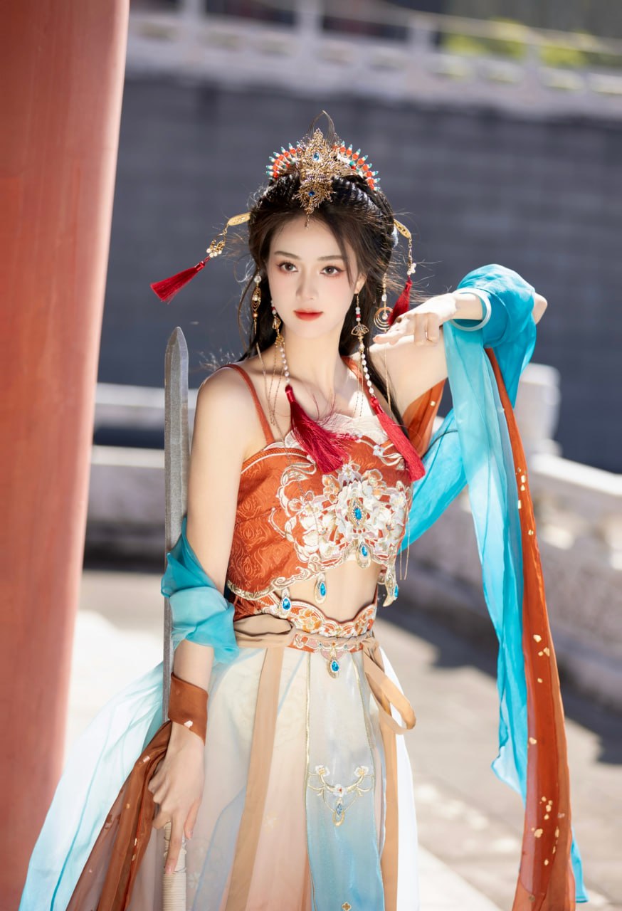 英雄联盟寒冰射手女皇艾希精美COS 寒冰女皇艾希有特效吗