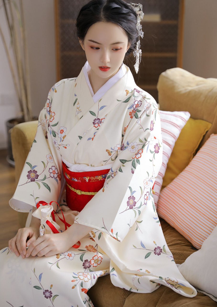 落樱缤纷 落英缤纷,草木成荫 灿若霓裳,莺歌燕舞 温暖而又明媚