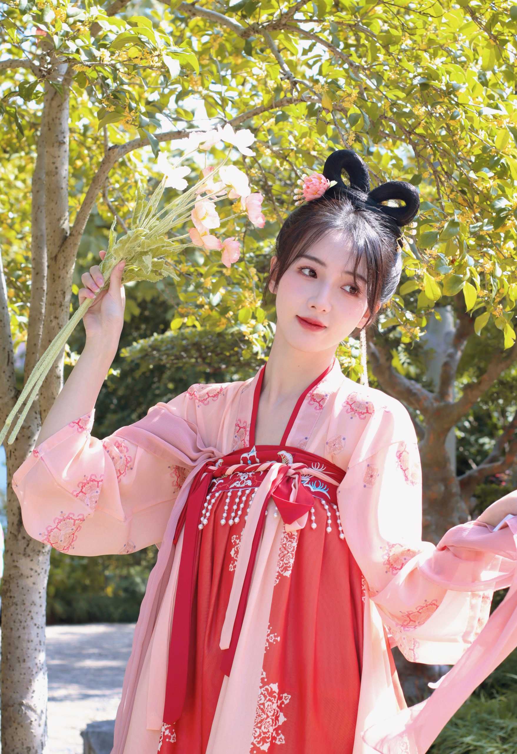 轻盈舞殿三千女Cosplay 轻盈舞殿三千女,缥缈飞天十二台翻译
