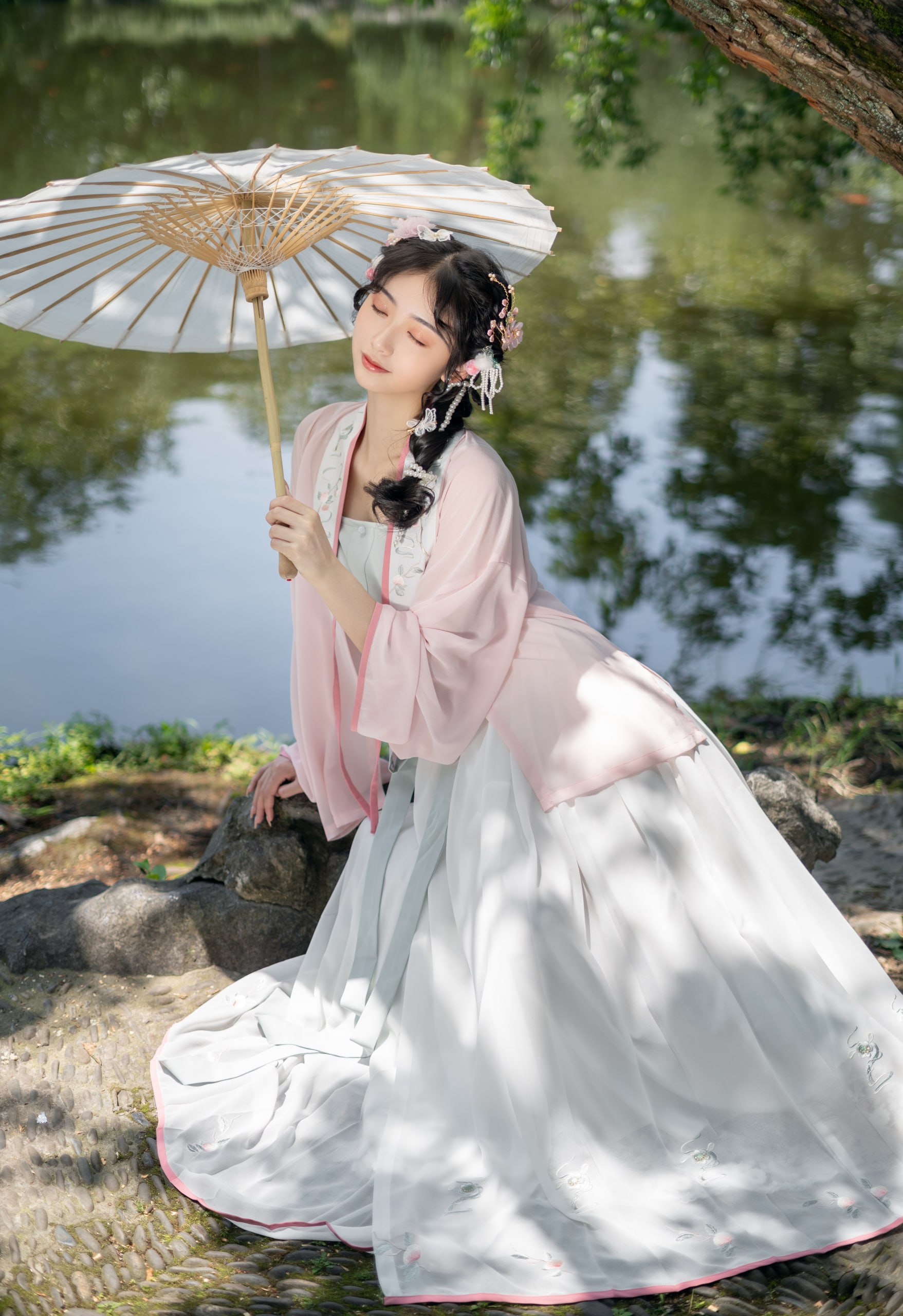 台湾校花方唯真再晒黑丝女仆COS照：我就是女仆控 方维珍 台湾
