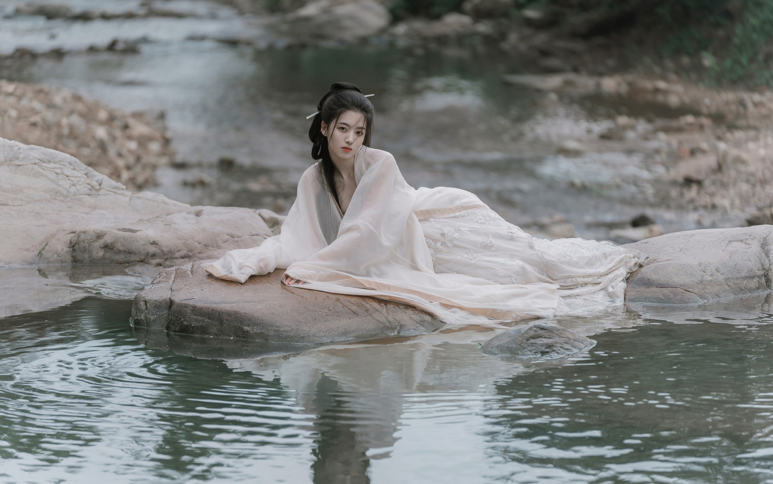 制服美女可看裙底 制服小姐姐的裙子底下